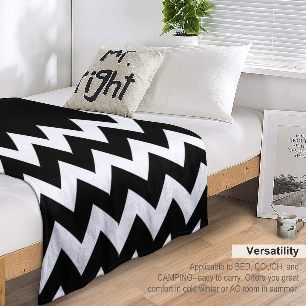 WHITE AND BLACK CHEVRON ZIG ZAG  HALF TONE PATTERN - BY OZCUSHIONSTOO Durable Throw Blanket
