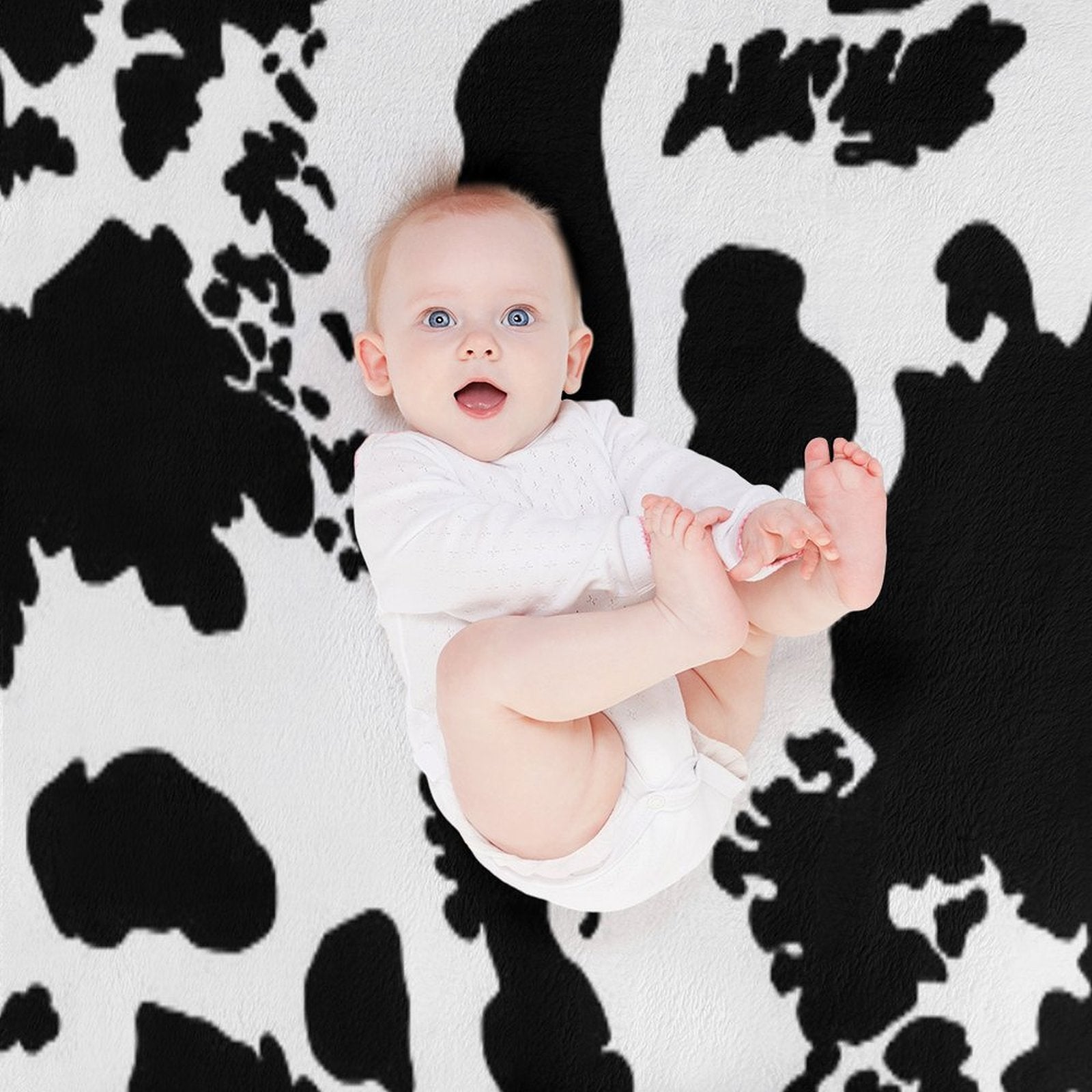 Black And White Cowhide Print Pattern Lightweight Throw Blanket