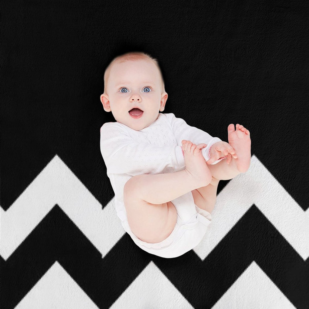 WHITE AND BLACK CHEVRON ZIG ZAG  HALF TONE PATTERN - BY OZCUSHIONSTOO Durable Throw Blanket