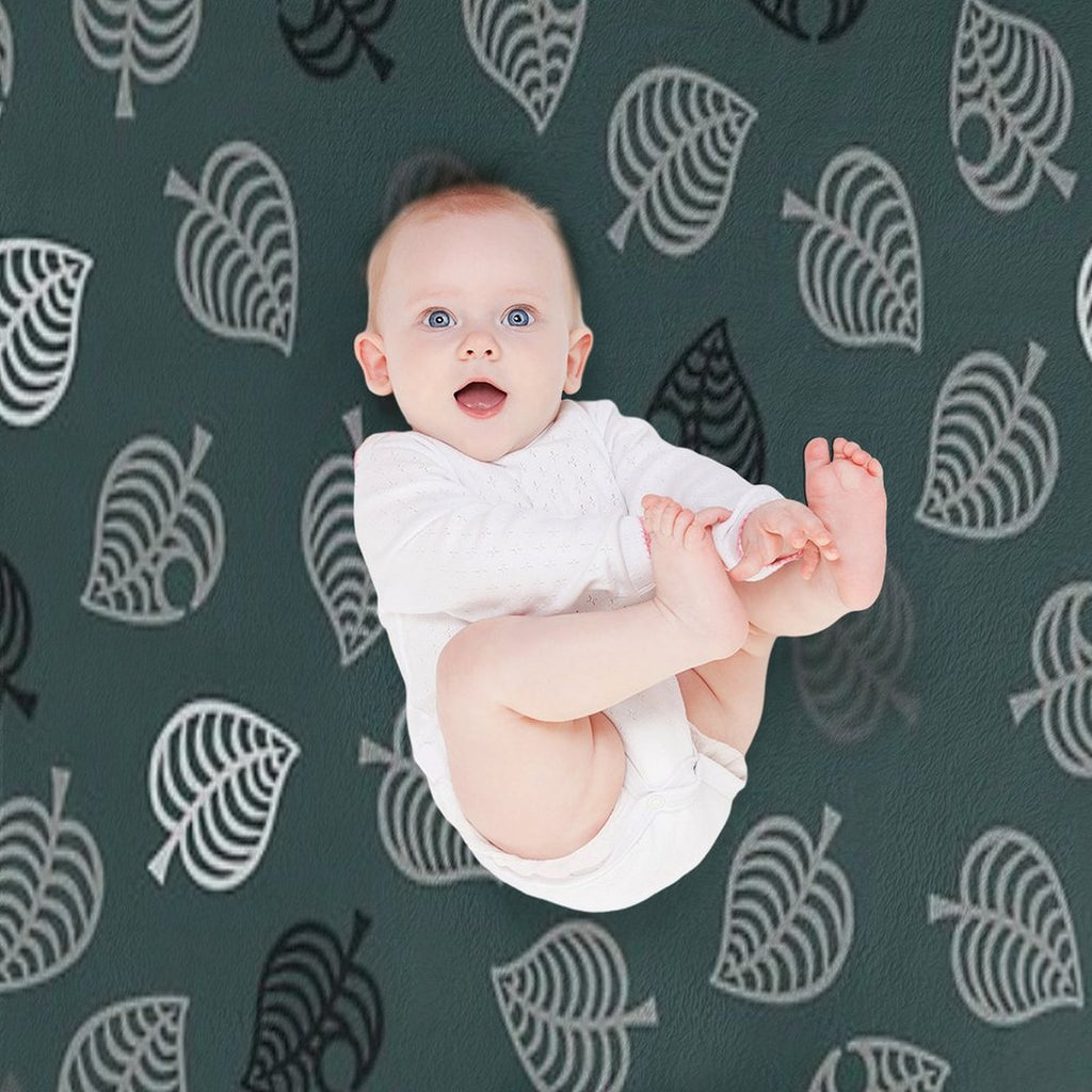 Nook Leaf Aloha Logo - Black And White on Green Anti-pilling Throw Blanket