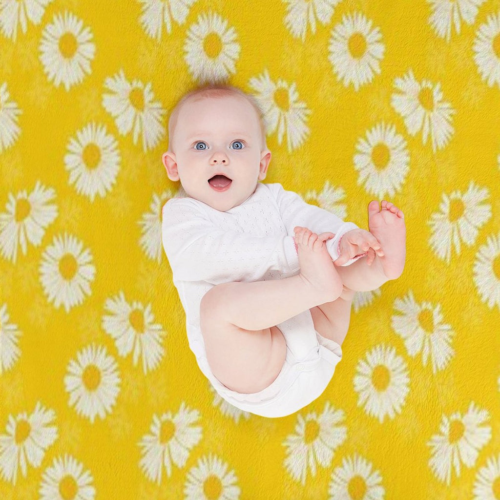 Daisies on A Light Yellow Background Gift-ready Throw Blanket