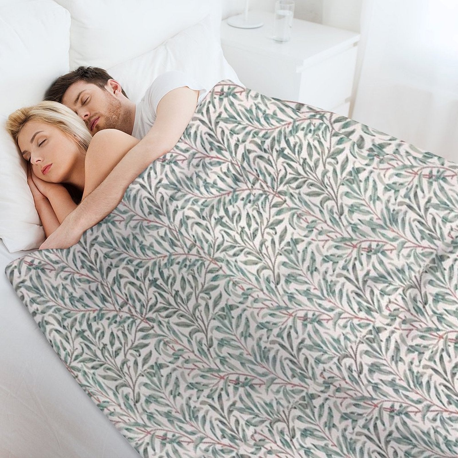 William Morris Pattern - Flowers & Leaves Wrinkle-free Throw Blanket